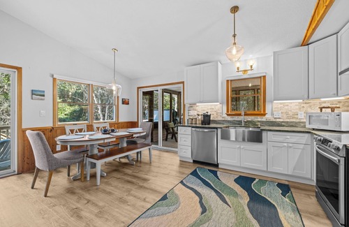 Southern Shores Cottage | Wave Call, in Southern Shores, beckons you to this luxurious cottage!