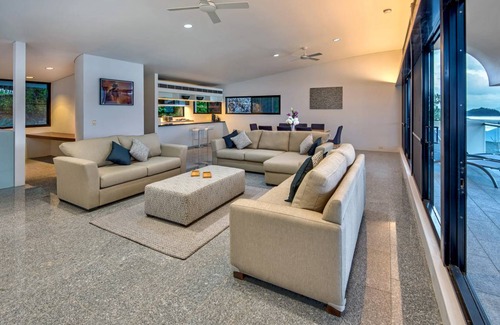 Hamilton Island Apartment | Waves 5 Luxury Large Breathtaking Ocean Views Central Location