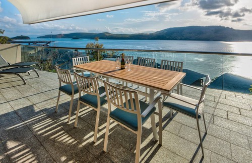 Hamilton Island Apartment | Waves 5 Luxury Large Breathtaking Ocean Views Central Location