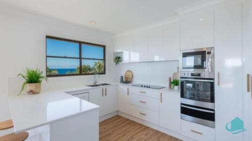 Caves Beach House | Waves at Caves