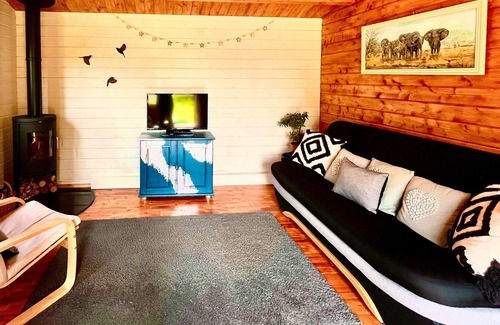 Wincanton Cottage | We adore the peaceful rural setting of this cosy lodge, with a great village inn just 1 mile away.