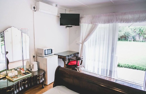 Komani Bed & Breakfast | We are a modern,upmarket,spacious,AA Recommended. 3 star accommodation.