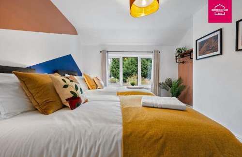 Seisdon House | We have Availability for NEC Caravan Show - 4 bedrooms with 7 beds , 2 bathrooms and drive