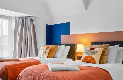 Seisdon House | We have Availability for NEC Caravan Show - 4 bedrooms with 7 beds , 2 bathrooms and drive