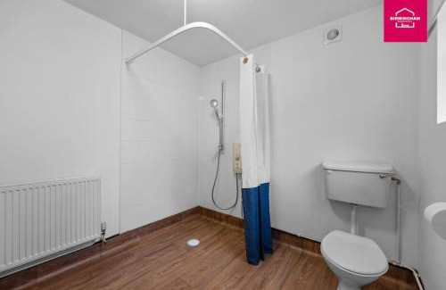 Seisdon House | We have Availability for NEC Caravan Show - 4 bedrooms with 7 beds , 2 bathrooms and drive
