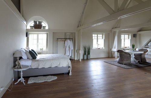 Melsele Bed & Breakfast | We have available a beautiful loft of 120m Boxspring, cozy lounge