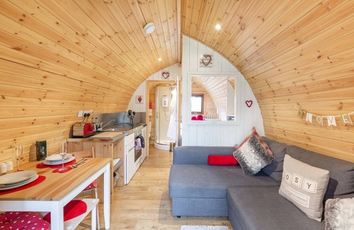 Ascog Ski Chalet | Wee Acorn Luxury Pod with private hot tub