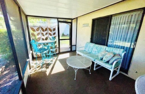 North Weeki Wachee House | Weeki Paradise Retreat-2/2 + Bonus Rm
