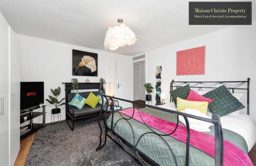 St. Dunstan's Apartment | WEEKLY OR MONTHLY STAYS, London, Stepney Green, 2Bedroom Apt, Sleeps 6, Servcied Apartment By Maison Christo Property Short Lets & Serviced Accomdation