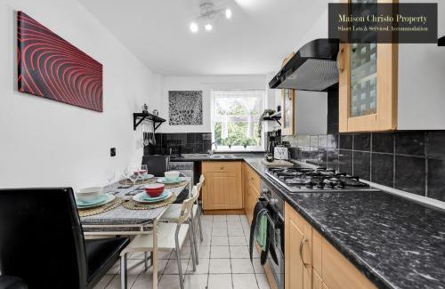 St. Dunstan's Apartment | WEEKLY OR MONTHLY STAYS, London, Stepney Green, 2Bedroom Apt, Sleeps 6, Servcied Apartment By Maison Christo Property Short Lets & Serviced Accomdation