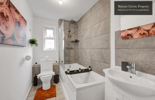 St. Dunstan's Apartment | WEEKLY OR MONTHLY STAYS, London, Stepney Green, 2Bedroom Apt, Sleeps 6, Servcied Apartment By Maison Christo Property Short Lets & Serviced Accomdation