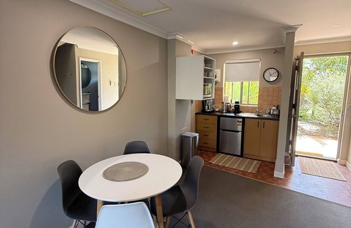 Pelican Point Apartment | Weerona - Your Private Resort Villa Poolside