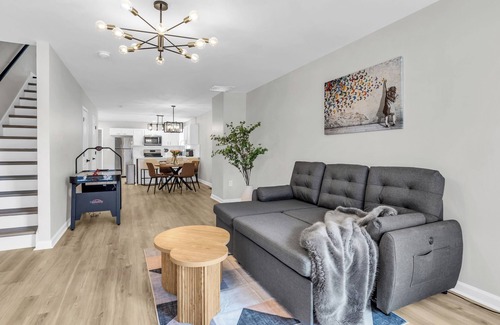 Pittsburgh House | Welcome to Casa Atlanta! This 2-story home sleeps up to 14, perfect for families