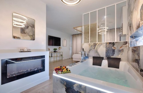 Petit-Ivry Apartment | Welcome to Dubai/Jacuzzi
