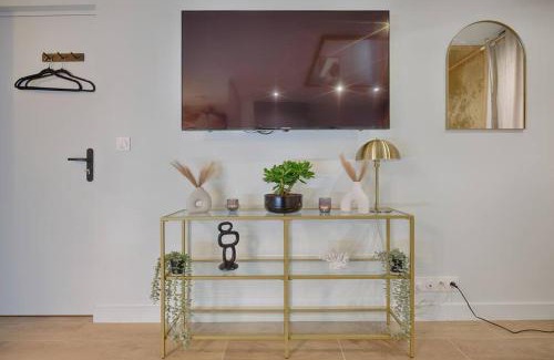 Petit-Ivry Apartment | Welcome to Dubai/Jacuzzi
