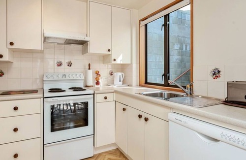 Kelvin Heights Cottage | Welcome to Lakefront Cottage