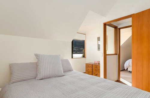Kelvin Heights Cottage | Welcome to Lakefront Cottage