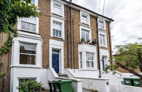 Shepherd's Bush Apartment | Welcome to Plotseeker’s Spacious 2BR Maisonette | 2 Baths | Huge Lounge