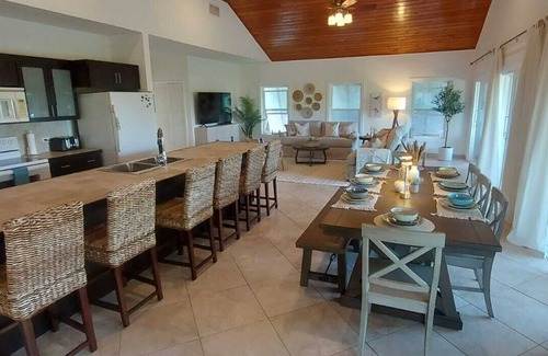 George Town House | Welcome to Serenity Hill, a private home on the island of Great Exuma, Bahamas