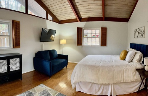 Royal Pines House | Welcome to the Acorn Cottage minutes from Biltmore & Asheville attractions!