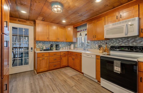 Bridgton House | Welcome to The Bear's Den! Dog friendly and 5 minutes to Pleasant Mountain!