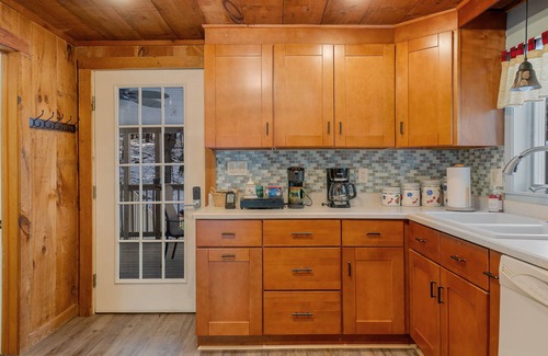 Bridgton House | Welcome to The Bear's Den! Dog friendly and 5 minutes to Pleasant Mountain!