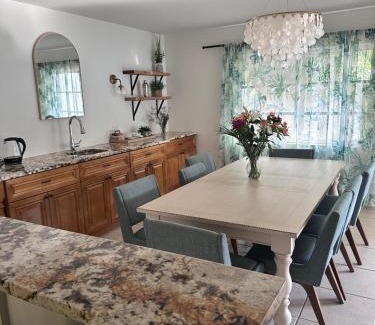 Tropic Palms House | Welcome to the Leaf House