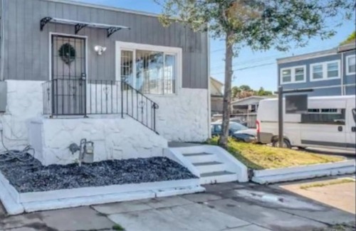 Oakland House | Welcoming 2-bedroom house with AC in Oakland