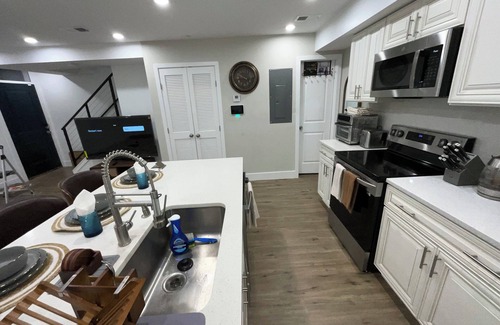 Washington House | Welcoming 2-bedroom house 2 .5 bath. in Washington DC welcome to