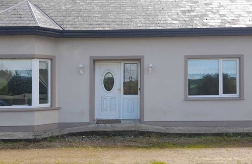 Ardnatrush House | Welcoming 3-bedroom 2 bed on suite bungalow with WiFi and sky tv in Kilgarvan