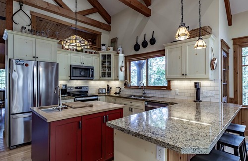 Muskoka Lakes Cottage | Welcoming, 4+ bed 3 bath cottage on South Lake Rosseau! Boathouse! Sunsets!