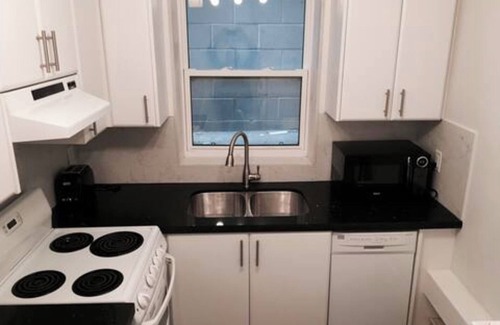 Playter Estates Apartment | Welcoming apartment in the heart of Greek town