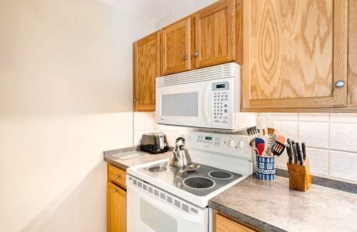 Warren Condo | Welcoming Condo with Shared Pools, Hot Tub - Easy Access to Golf & Slopes