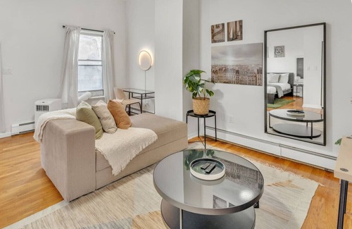 Hackensack River Waterfront House | Welcoming Sunlit Room Near NYC/Trans/Cafe/Rest.