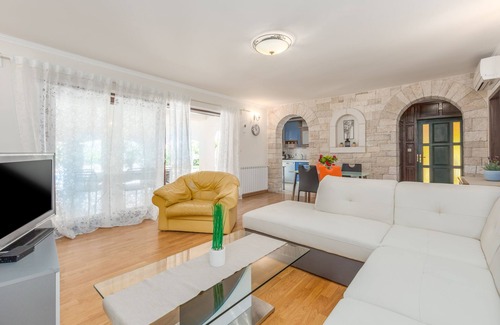 Mali Maj Apartment | Well-kept garden with pool and barbecue, air conditioning, close to the beach