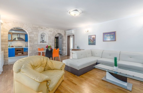 Mali Maj Apartment | Well-kept garden with pool and barbecue, air conditioning, close to the beach