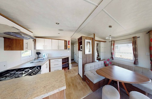 Narberth House | Well presented 12ft-wide caravan with one double and one twin.