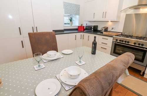 Richmond Cottage | WELLINGTON LODGE COTTAGE, pet friendly in Middleton Tyas