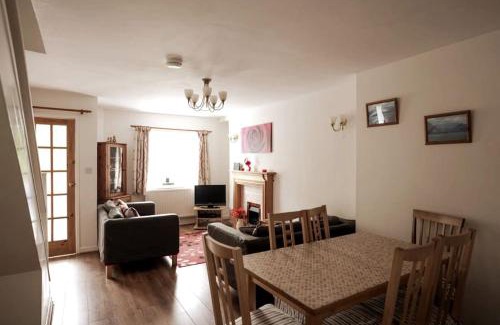 Caernarfon House | Welsh holiday home sleeps 5 close to beaches & mountains