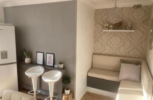 Mountain Ash House | Welsh Retreat with Stunning Views sleeps upto 4