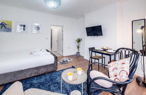 Hendon Apartment | Wembley NFL Studio, Free Parking, 25 min Central London, Premium Amenities, Book Xmas Now!