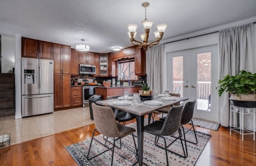 West Edmonton House | Wesley -Large 5bdrm 3 baths home, minutes to WEM!