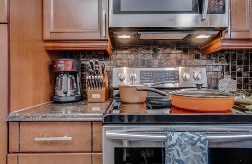 West Edmonton House | Wesley -Large 5bdrm 3 baths home, minutes to WEM!