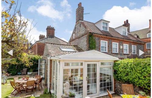 Cromer House | West Cottage. Central, beautiful, 2 mins to beach.