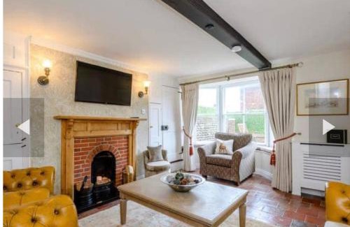 Cromer House | West Cottage. Central, beautiful, 2 mins to beach.
