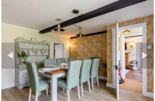 Cromer House | West Cottage. Central, beautiful, 2 mins to beach.