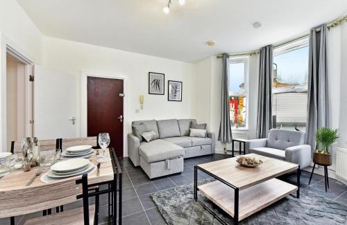 West Ealing Apartment | West Ealing Serviced Apts- 2 Bedroom 2 Bath Parking Near Station with Off Street Parking By 360Stays