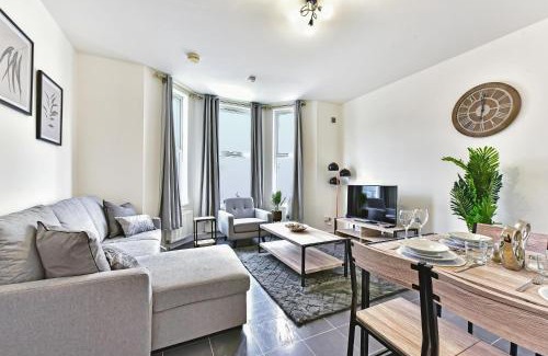 West Ealing Apartment | West Ealing Serviced Apts- 2 Bedroom 2 Bath Parking Near Station with Off Street Parking By 360Stays
