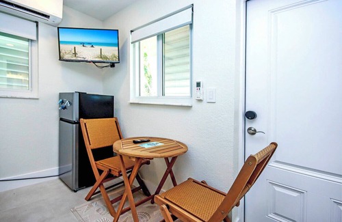 Tradewinds Cottage | West End Paradise 3M Sanddollar 7 - Quaint Hotel Style Room near the Beach