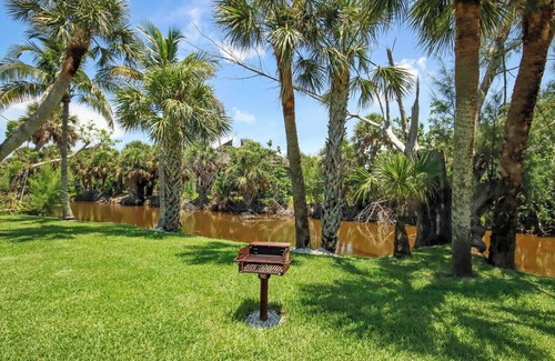 Tradewinds Cottage | West End Paradise 3M Sanddollar 7 - Quaint Hotel Style Room near the Beach
